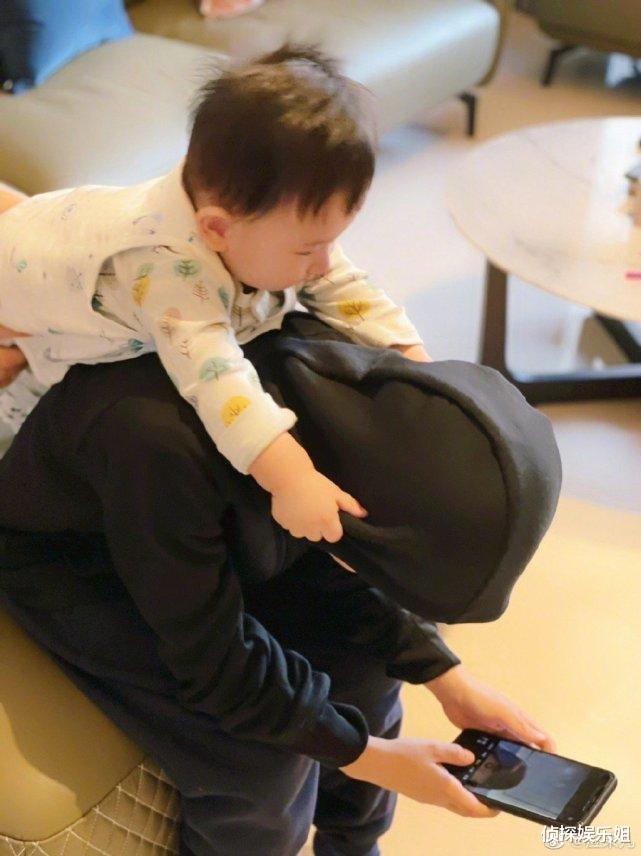 应采儿|应采儿晒二胎儿子萌态，一岁HoHo奔跑灵活，笑起来像妈妈