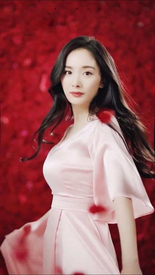 杨幂|杨幂终于“熟了”，穿睡衣丰满热辣，为蔡徐坤新歌打call？