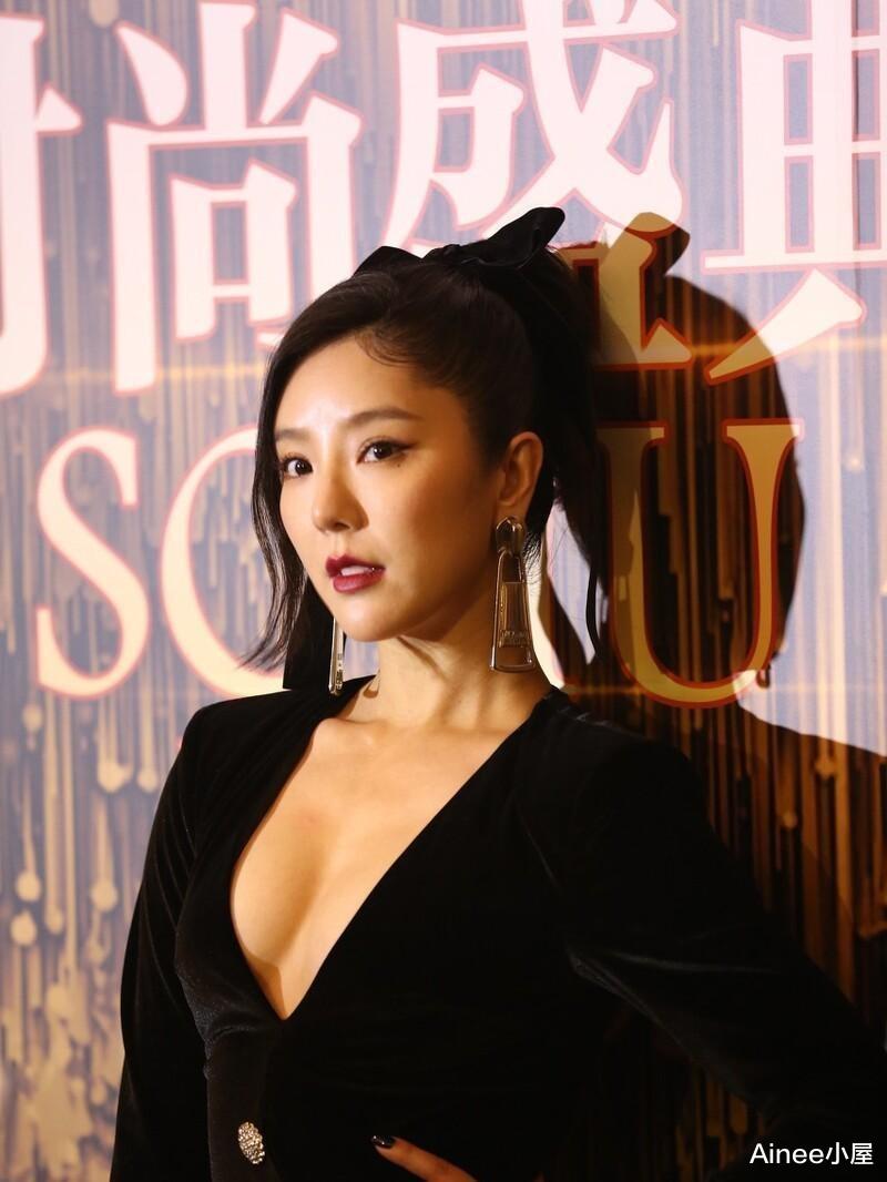 赵奕欢 赵奕欢罕见扮成熟，V领丝绒裙配红唇，“赫本风”还能这么惊艳
