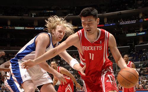 姚明|乔丹第一次看到姚明，为什么会爆粗口呢？当时发生了什么？