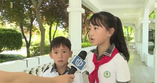 生活报 小狗一头撞上路边旧床柜，崇明小学生姐弟从中发现26万报警