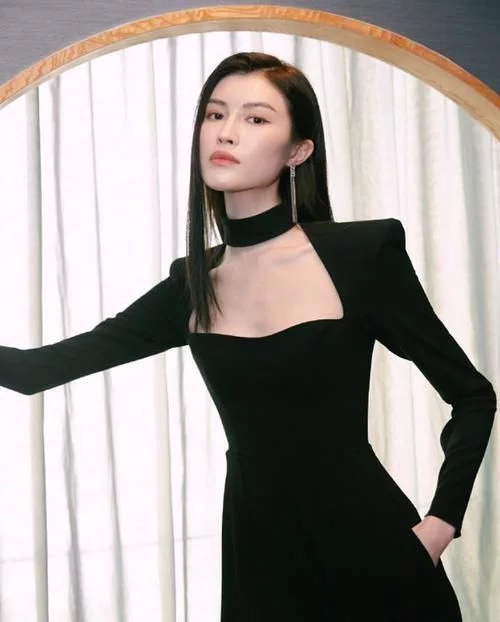 何穗|难怪杨颖说何穗是圈内最怕见到的人，当何穗和许佳琪撞衫，这腰臀比简直逆天