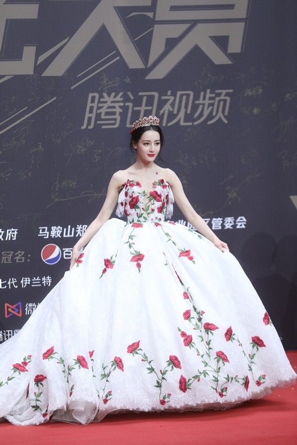 迪丽热巴|迪丽热巴的身材一般人真比不了，这么紧的裙子都能穿得下，太厉害