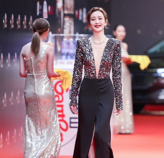 蒋欣|群星红毯无修图：蒋欣壮得像怀孕，倪妮王鸥罕见性感，杨紫妆太浓