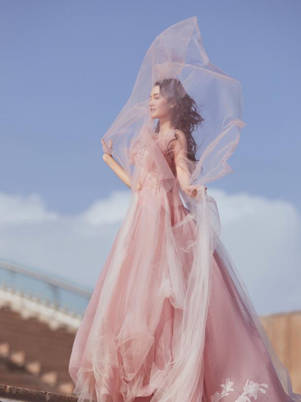 李沁|李沁为话题也拼了，穿15CM短裤露面，大胆设计连蔡依林都要服气