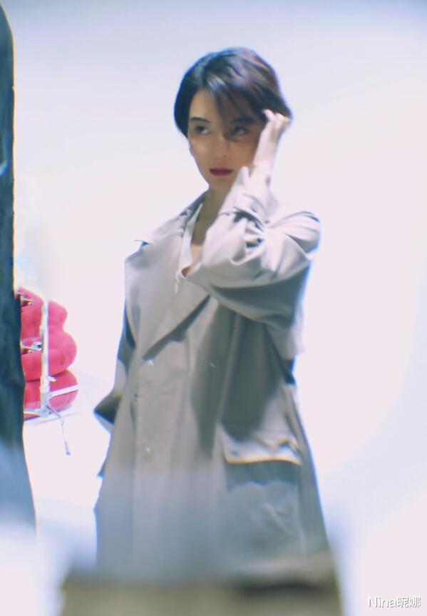 车晓|瘦也是优势！车晓短发穿风衣配吹风机气场全开，那眼神好绝一女的