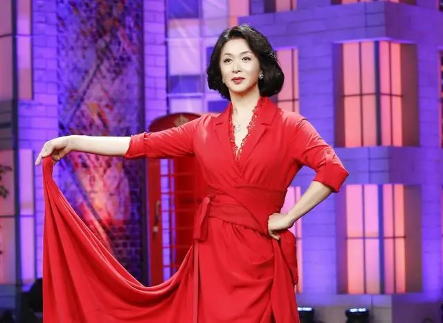 穿衣搭配|《金星秀》重磅回归!宣传照金星贵妇穿搭女人味十足,一点不见老