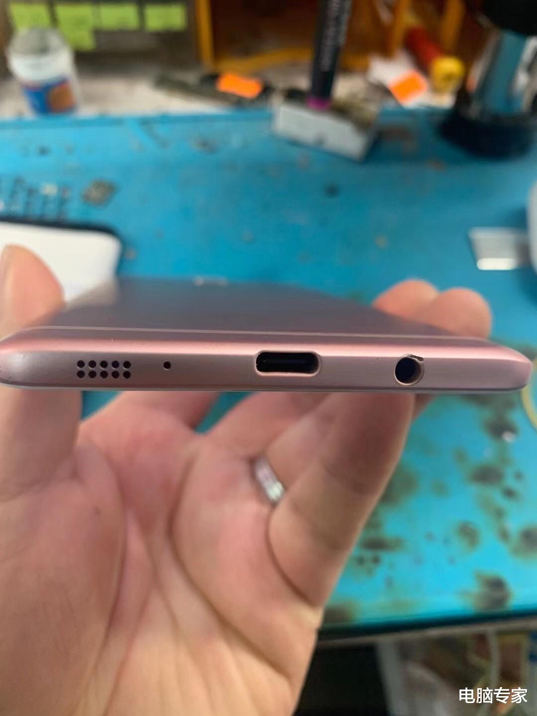 电脑专家 手机在公交车内突然发出女性“尖叫声”，真倒霉，只欣赏了一次！