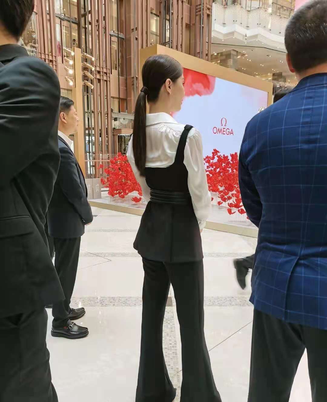 时尚风行派|刘诗诗电梯照成名场面！穿紧身吊带腰比吉娜还细，走路带风超霸气