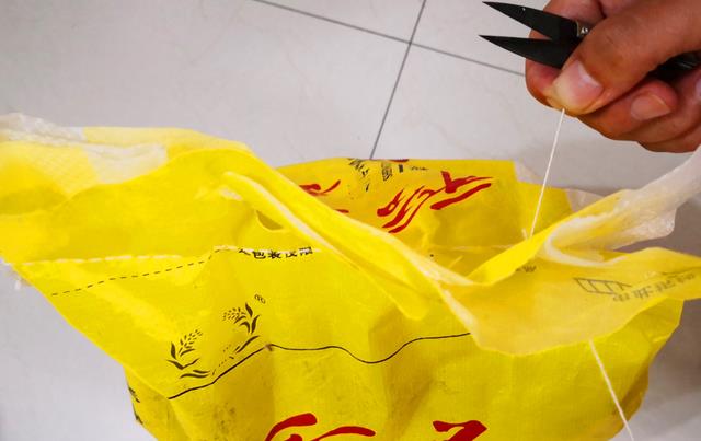 |买米买面时，袋子解不开？老师傅教你一招，轻松一拉完整打开