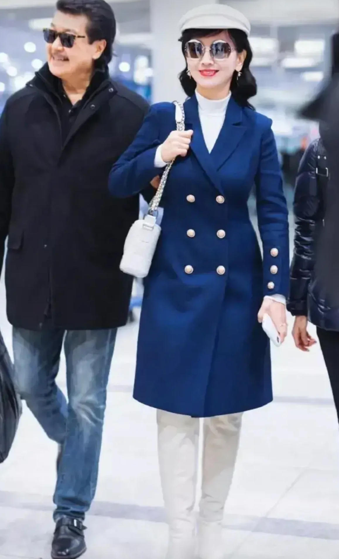 大衣|赵雅芝真让人佩服,穿橙色大衣还扎马尾辫,谁敢说这是67岁奶奶