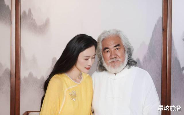 最炫前沿 67岁张纪中娇妻真好看,身穿黄袍古典有韵味,气质胜过女明星