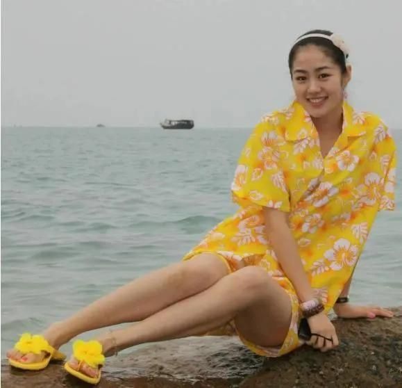 张亮|15岁被赵本山看中，爆红后嫁富豪，老公被判14年，毕畅还好吗？