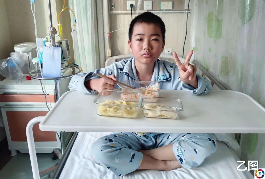 医院|寒风中男子坐在地上啃干馒头，得知他的作息时间后，所有人都心疼