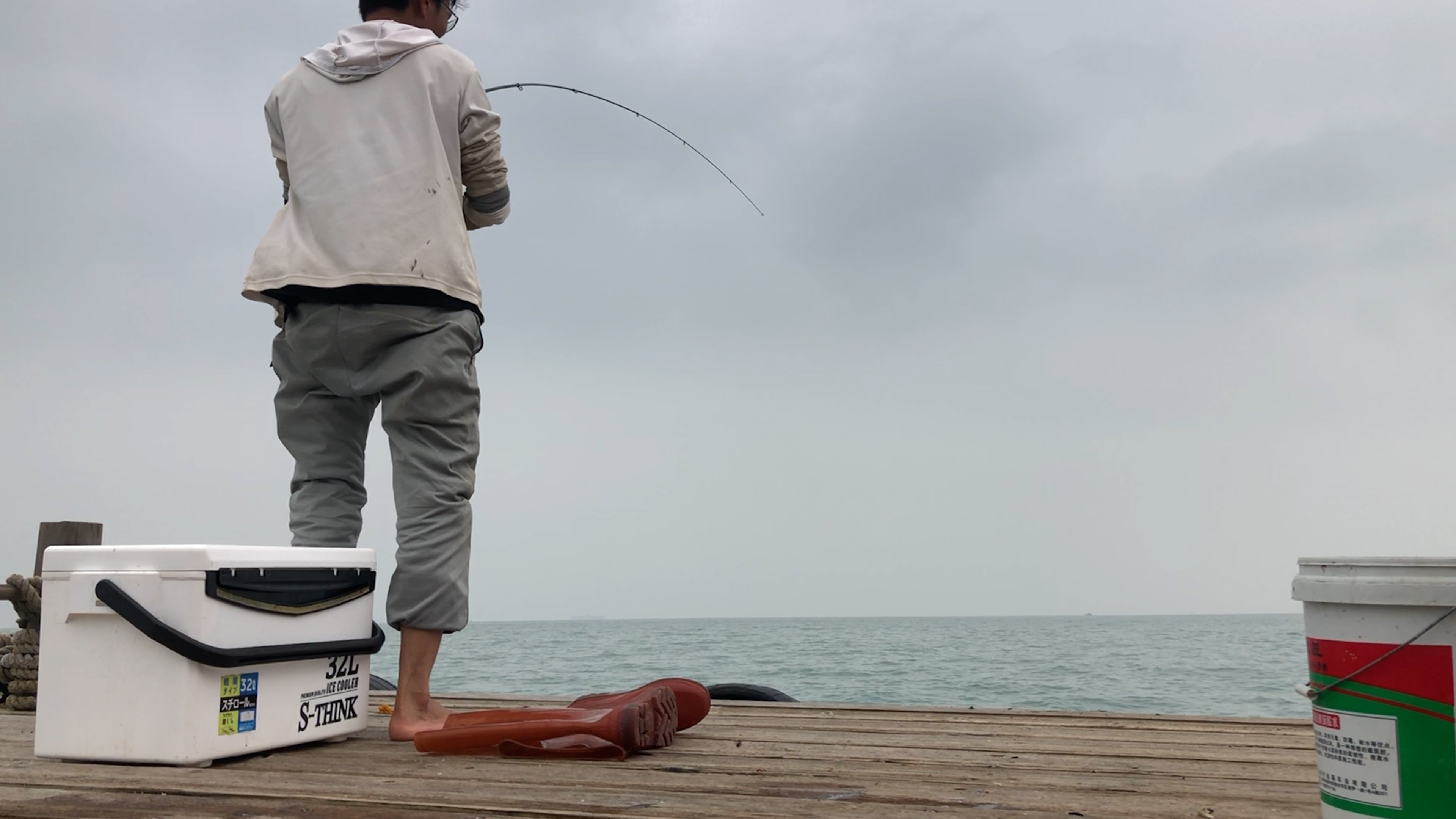 |钓鱼人注意咯！渔汛来了，工作干不完，鱼竿再放就生锈了