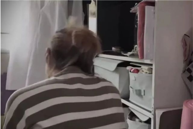 单亲妈妈带女儿在6 ㎡鸵房里生活好几年,月租5000港币,一言难尽!