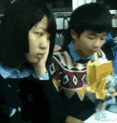 |小姐姐说这儿池塘里的鱼特别多，又好钓。但是小姐姐你这样穿的我都没心思钓鱼了哈哈哈哈。