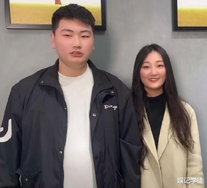 朱之文|朱之文懒理陈亚男，一身红衣现身商演，儿子朱小伟又成“香饽饽”