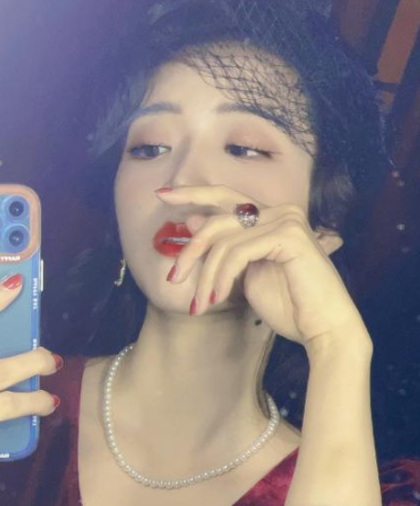 战双帕弥什|LPL女主持余霜出新照,披巾高开叉旗袍,气质提升1个档次