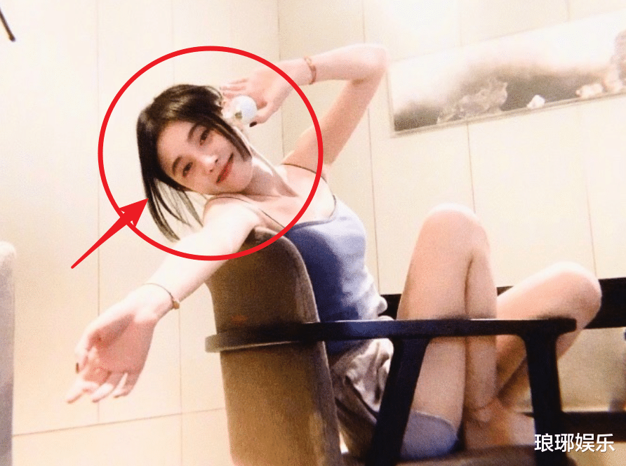 鞠婧祎|鞠婧祎晒全身照自证没有抹粉，看清椅子细节，有无撒谎很显然