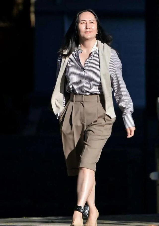 孟晚舟|49岁孟晚舟素颜亮相，穿职业西装裙身材消瘦，频繁出庭满是疲惫感