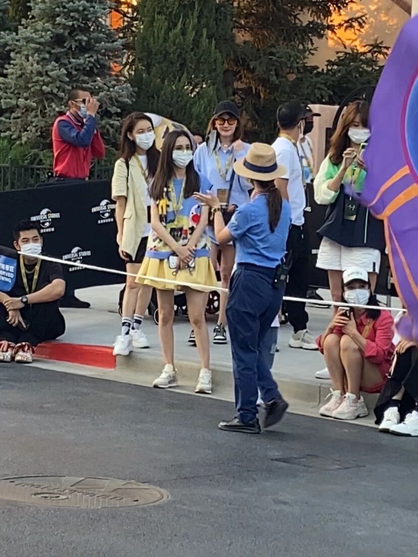 佟丽娅|佟丽娅离婚后状态大好！被偶遇带儿子游玩，蹲下为朵朵拍照超有爱