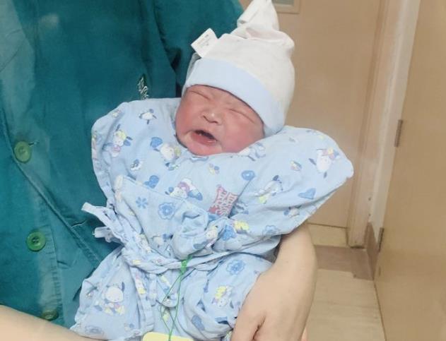 欣妈育儿经|为什么要给新生儿头部保暖？很多新手爸妈不知道！