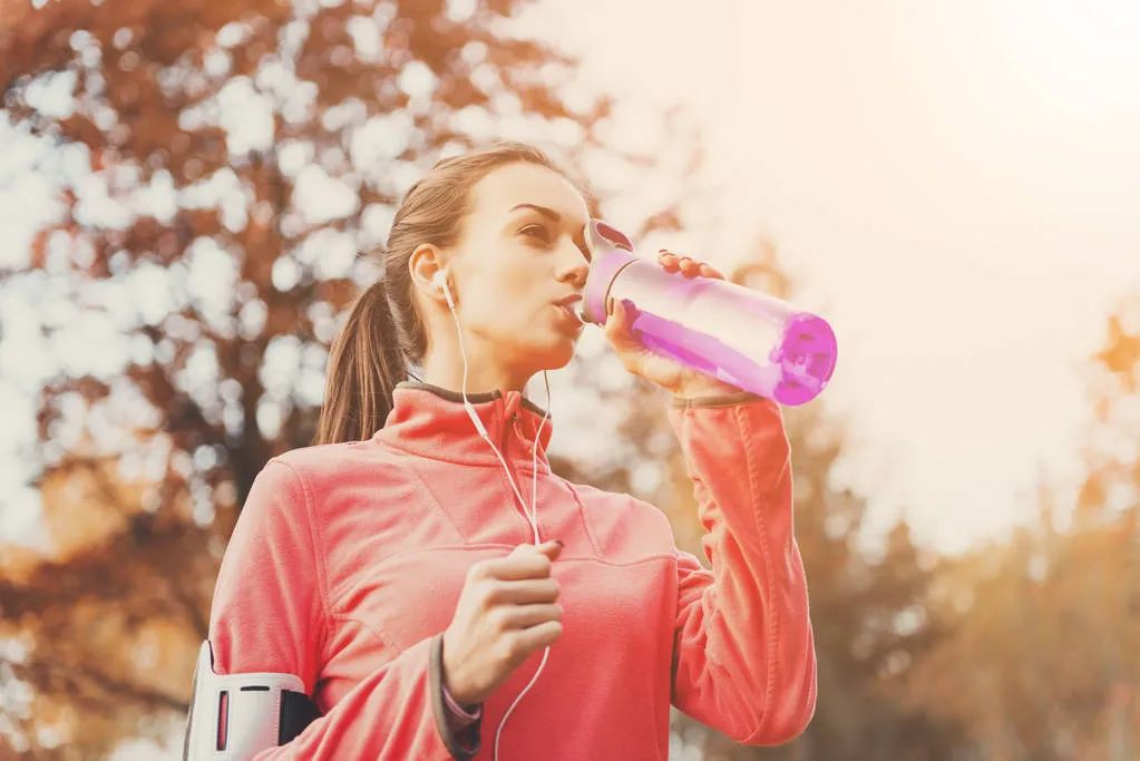 胃酸|伤胃不浅的5种食物，小米粥、白粥竟在其中！9成国人已中招，难怪越养胃越伤