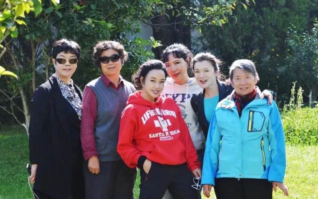 潮帮先生 刘晓庆和妹妹同框，两人同穿卫衣配“阿姨卷”，差5岁气质也不同