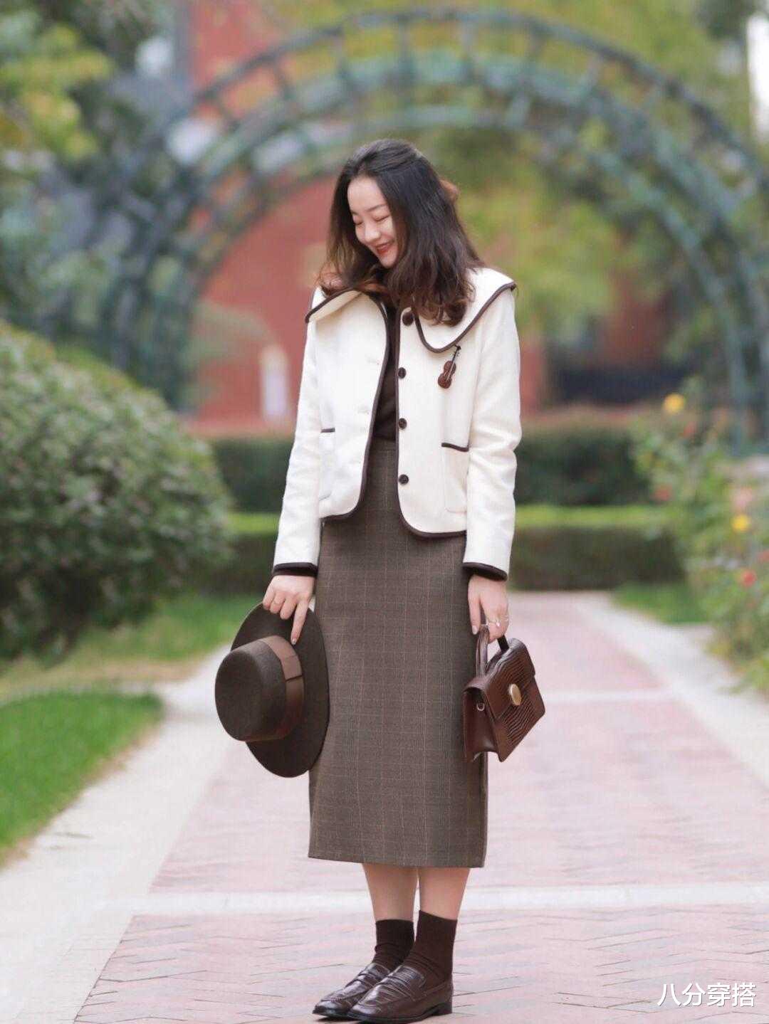 八分穿搭 冬天不知道穿什么？那就来一条高腰直筒裙吧！精致简约又温柔