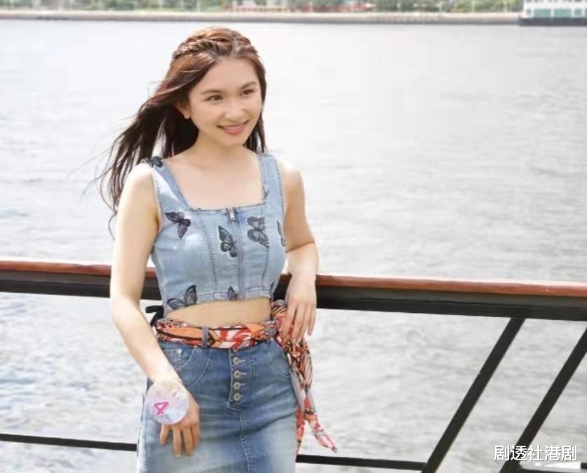 关枫馨|状态大勇！关礼杰爱女签约TVB后现身首个活动，深V短裙大秀身材