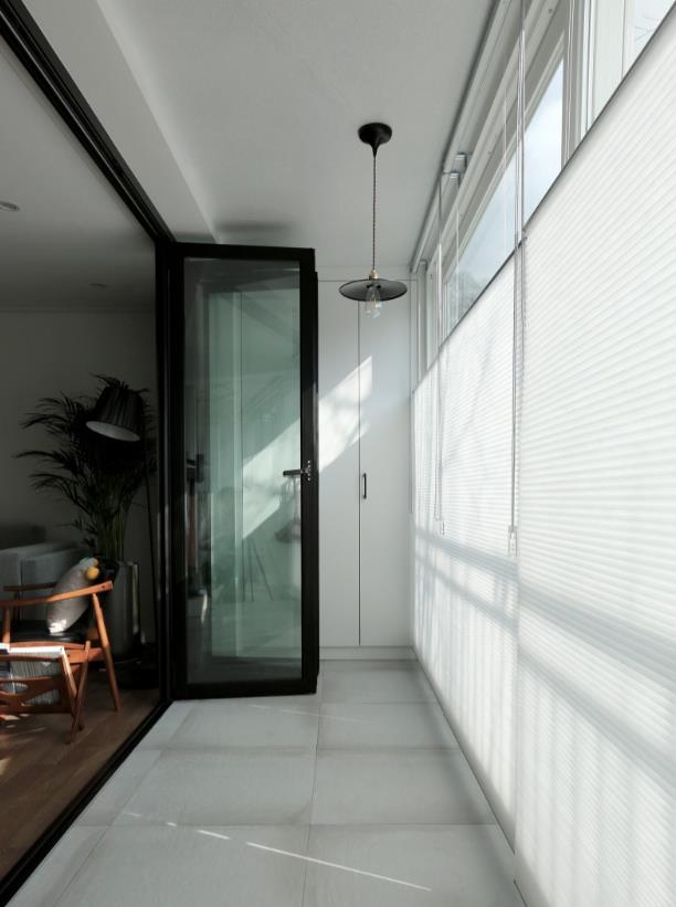 165㎡一家三口同住，不打通客厅阳台，折叠玻璃门做隔断，太巴适了