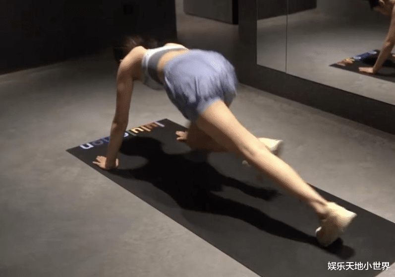 黄忆慈|13岁黄多多晒美照，却被“漫画腿”抢镜，纤细，没有一丝赘肉