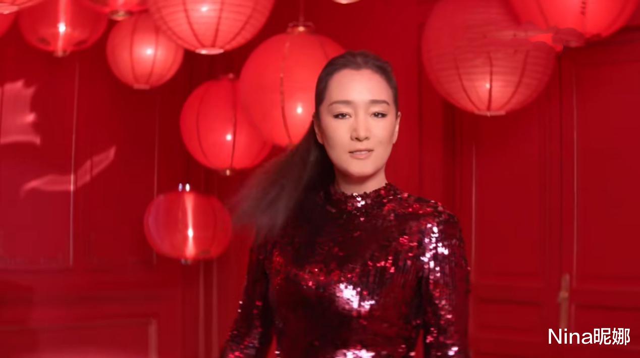 将夜第二季|巩俐新年广告广受好评，穿鱼鳞露背裙秀马蜂腰一顶三，硬把娜娜辛芷蕾变陪衬