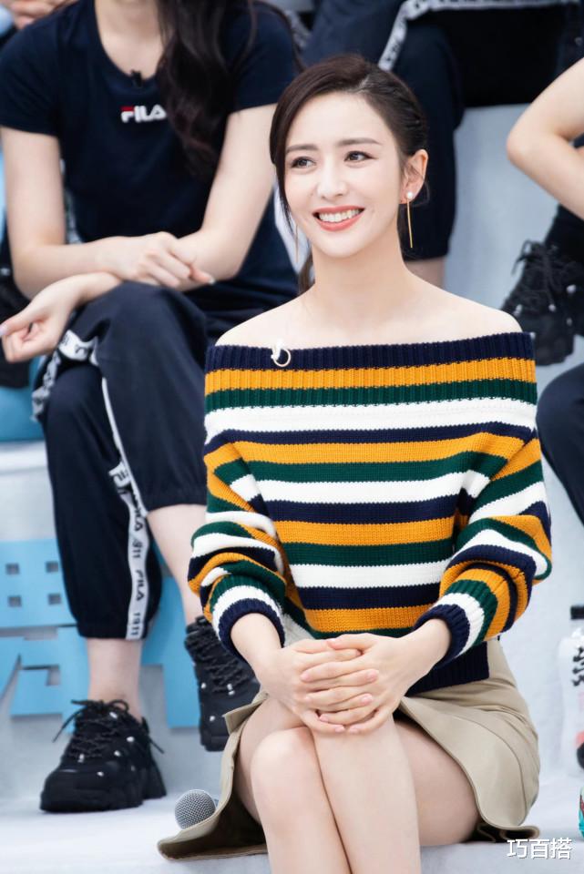 张智霖|佟丽娅机场穿搭很接地气，小熊毛绒外套配运动裤，气质青春靓丽