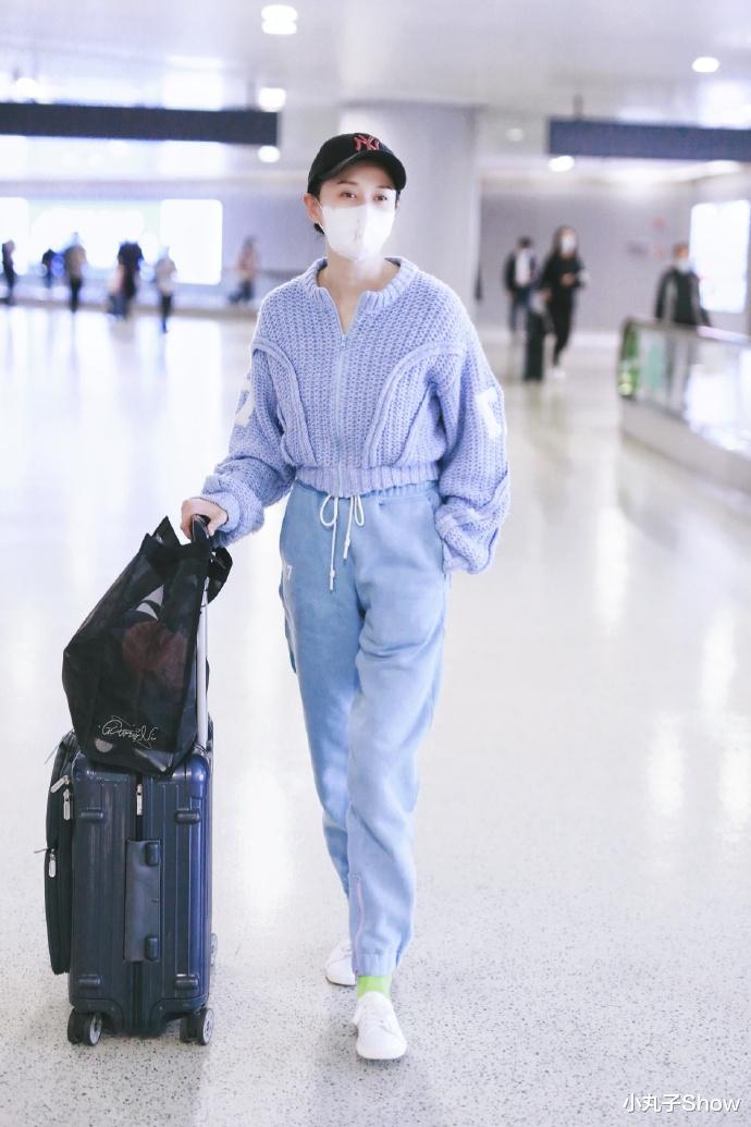 倪虹洁|“祝无双”倪虹洁走机场，冬日大胆穿露脐装，苗条身材不输小姑娘