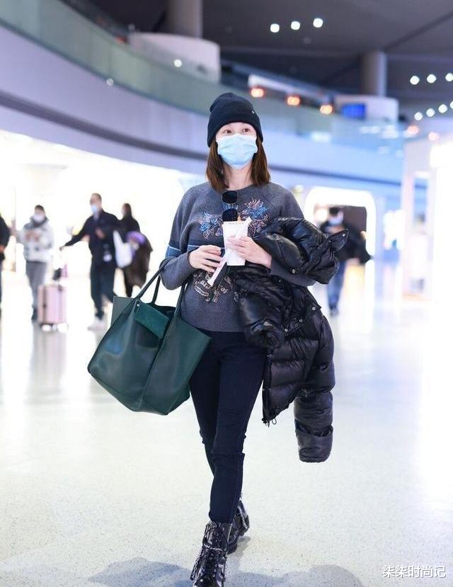 苗苗|郑恺女儿百日宴曝光，苗苗穿400块卫衣太寒酸，与向佐一家成对比