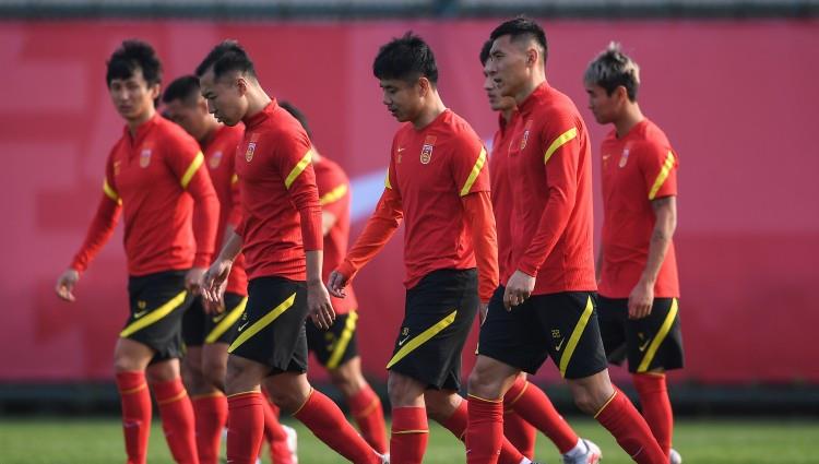 奶球妈咪聊|国足新31人身价2313万！却折射出3个最大问题，李铁压力继续增加