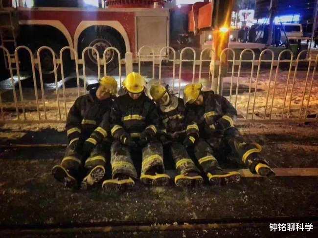 钟铭聊科学 被冻死是怎样的过程？从失忆到发热脱衣，最后面带微笑死亡