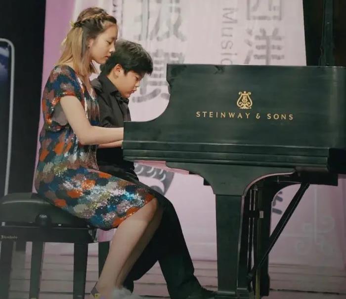 田雨橙|同样是富养，聚光灯下的黄多多和森碟，一个向左，一个向右