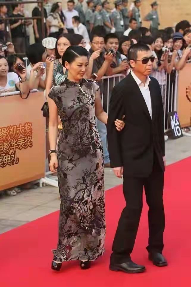 穿衣搭配 冯小刚女儿罕见亮相，颜值不输徐帆，拼接短衫搭配黑色裤装好休闲