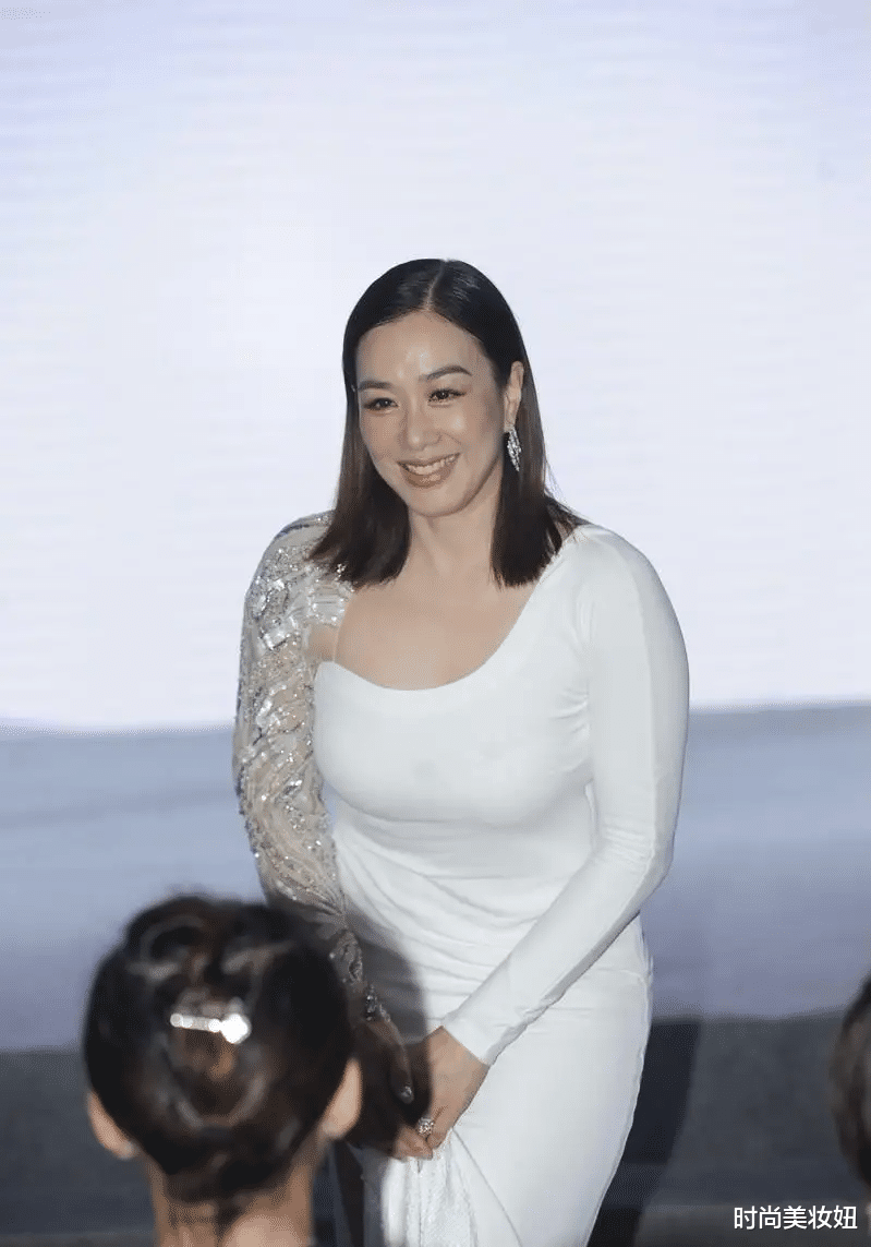 连衣裙|钟丽缇尺度真放得开,半透钉珠连衣裙配高马尾,大婶年纪美出圈了