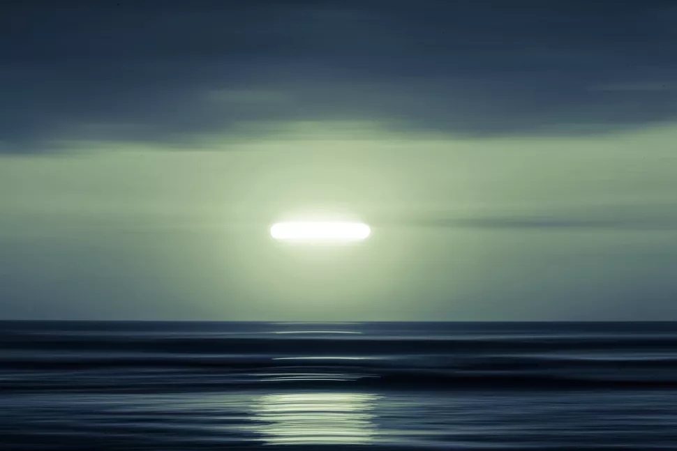 UFO 不明飞行物又来了？两架飞机遇到亮绿色神秘物体，飞入云层后消失