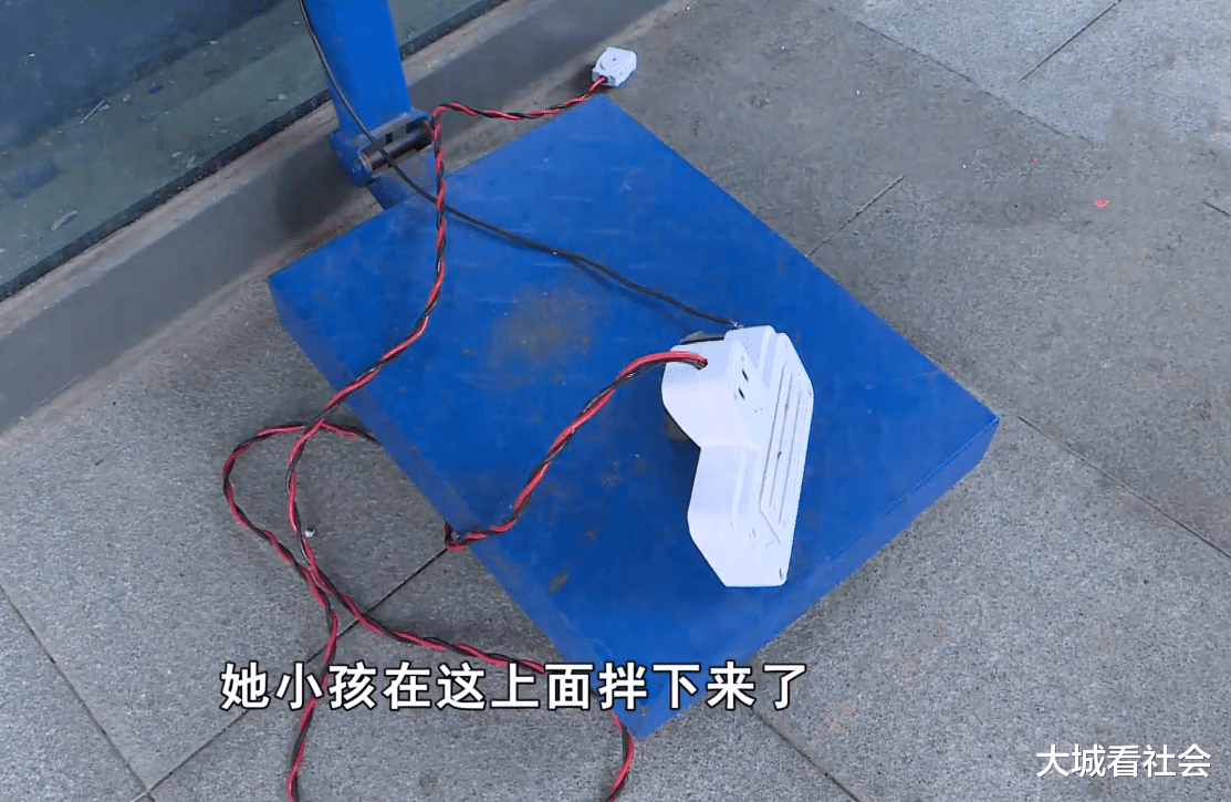 湖南:孩子踩快递大人踢,被驿站老板辱骂后,女子觉得很委屈