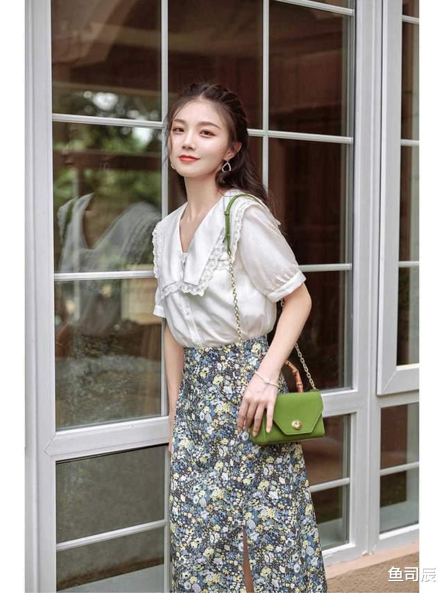 鱼司辰|“初恋”女友风格怎么穿?白衬衫搭配印花裙甜美俏皮,简直太美了