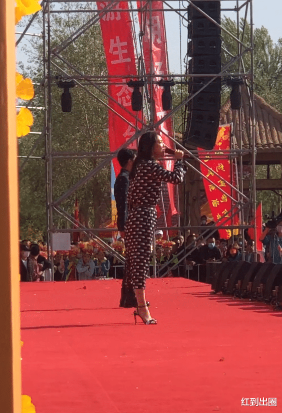 杨魏玲花|凤凰传奇商演现场曝光，玲花踩细高跟身形圆润，4首歌收费约70万