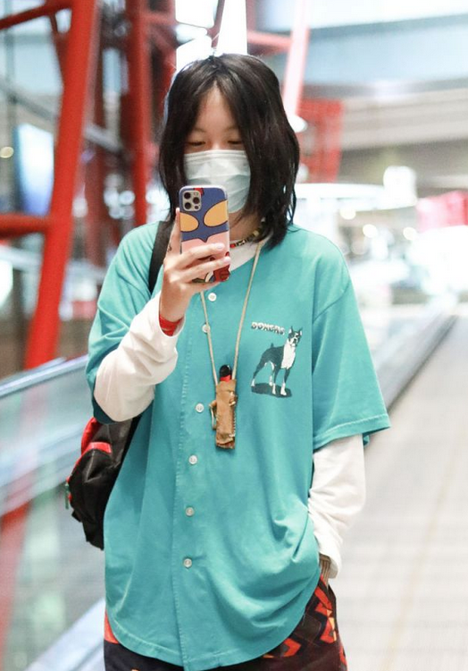 窦靖童|窦靖童终于正常一次，蓝T恤配花裤衩，清爽少年感像极了年轻窦唯