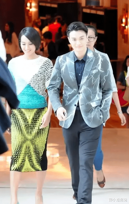 槑小姐侃说 朱丹费心装嫩,打扮艳丽看着仍比周一围年长,夫妇同框牵手秀恩爱