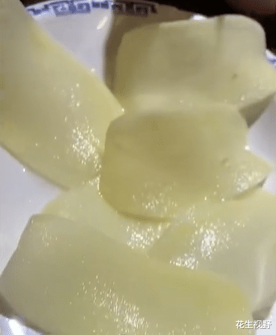 花生视野 山东菏泽一女子,花30块吃火锅,5荤5素6瓶酒,嫌店家不厚道