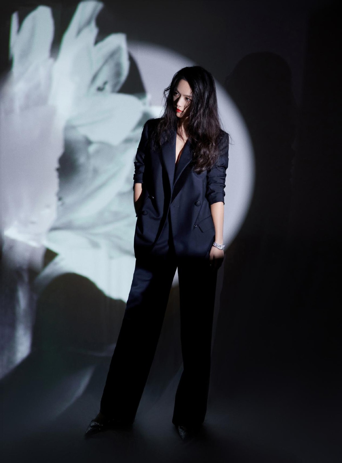 连衣裙 汤唯的气场太绝了，一身黑色西装率性优雅，红唇卷发好迷人